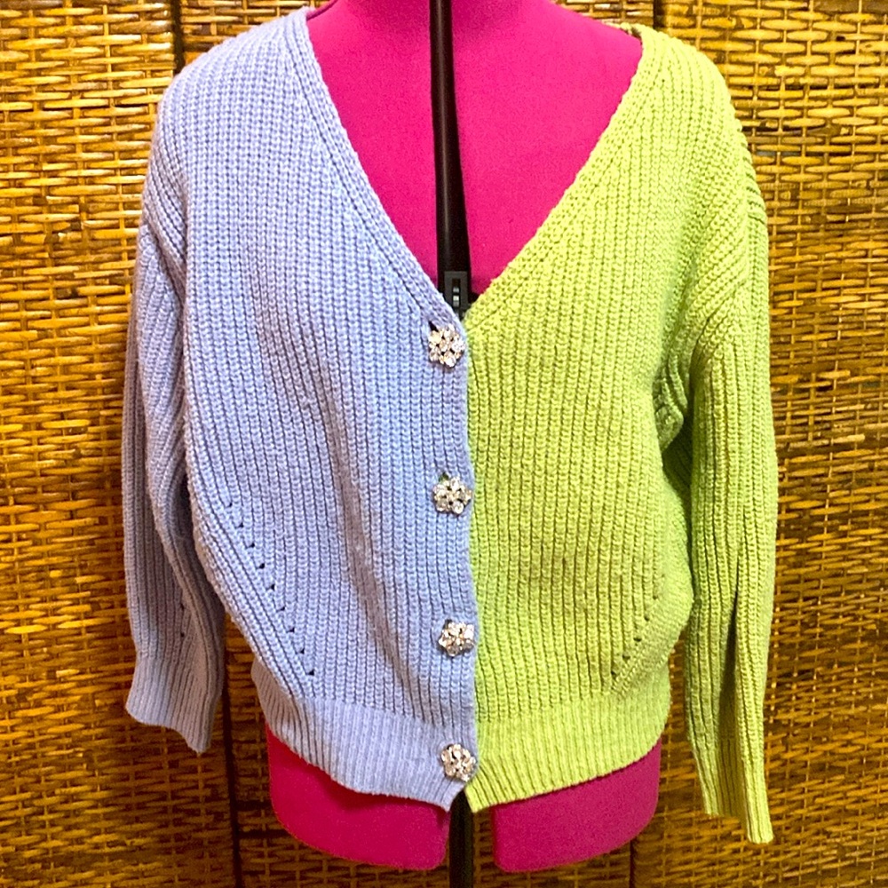 GUC Forever 21 Lavender green block rhinestone flower buttons sweater m *flaw